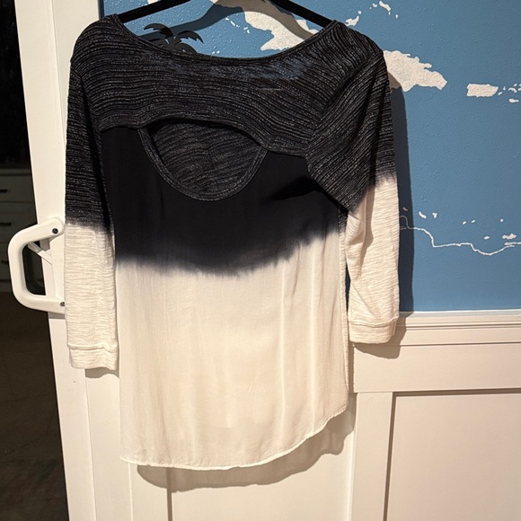 Language Monochrome Top - Picture 8 of 9